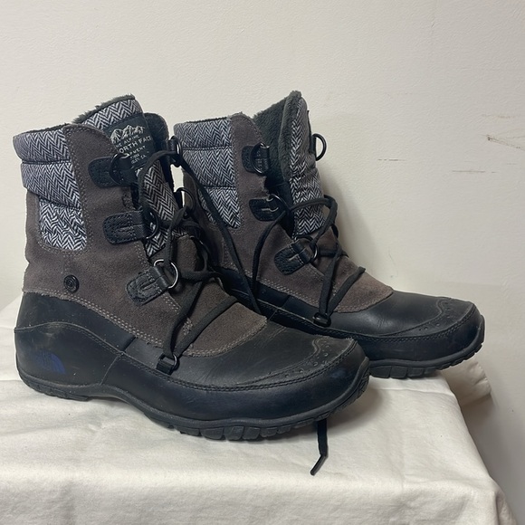 Women’s North Face winter boots - Picture 2 of 6
